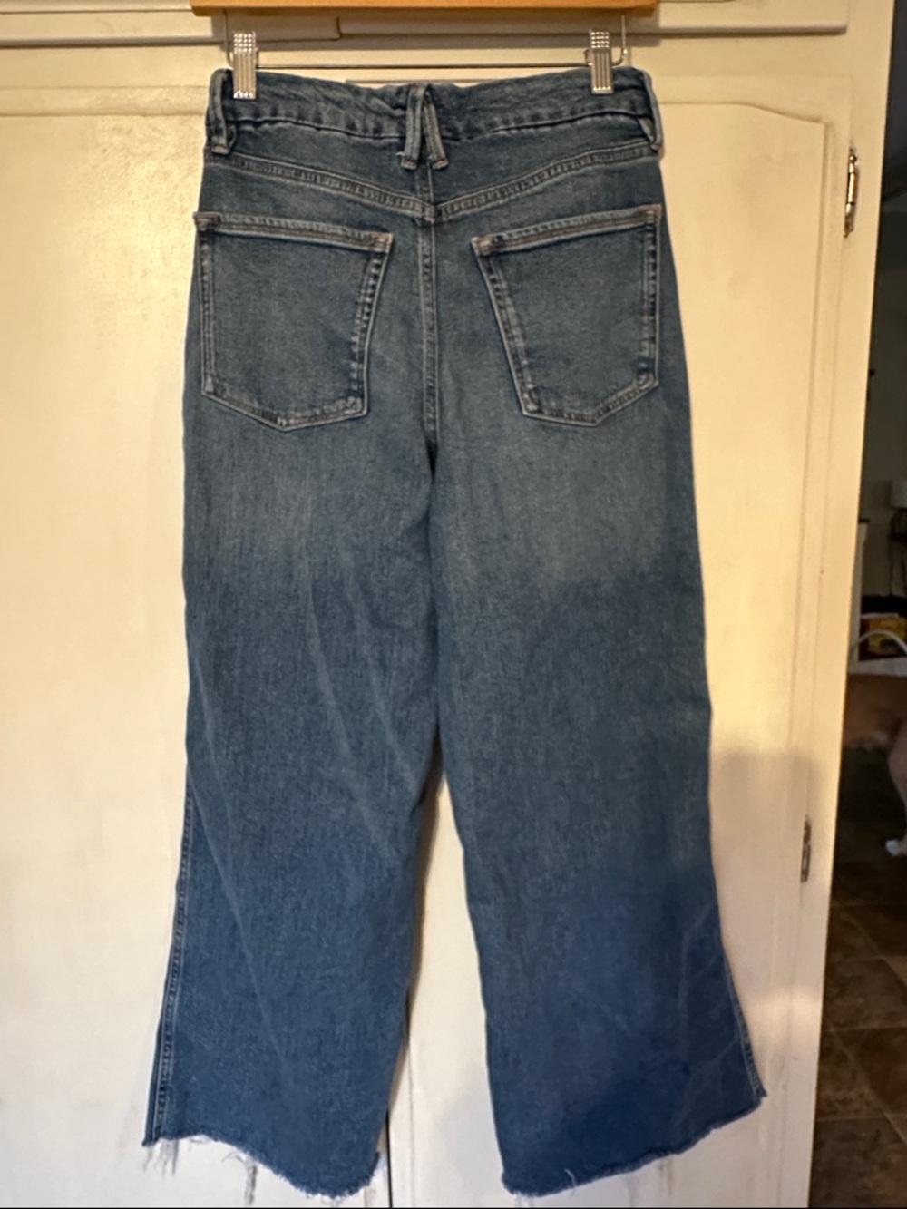 GOOD AMERICAN Good Skate Cropped Wide Jeans - Picture 12 of 15